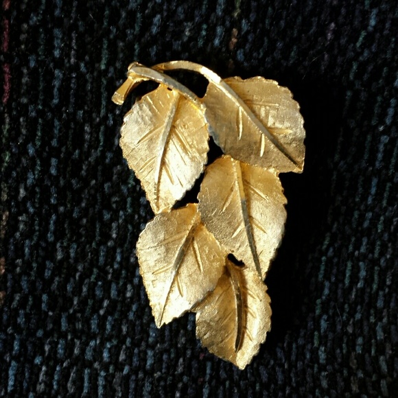 Brooch Leaf Cluster Gold-Tone 2" x 1 1/2" Costume - Picture 1 of 2